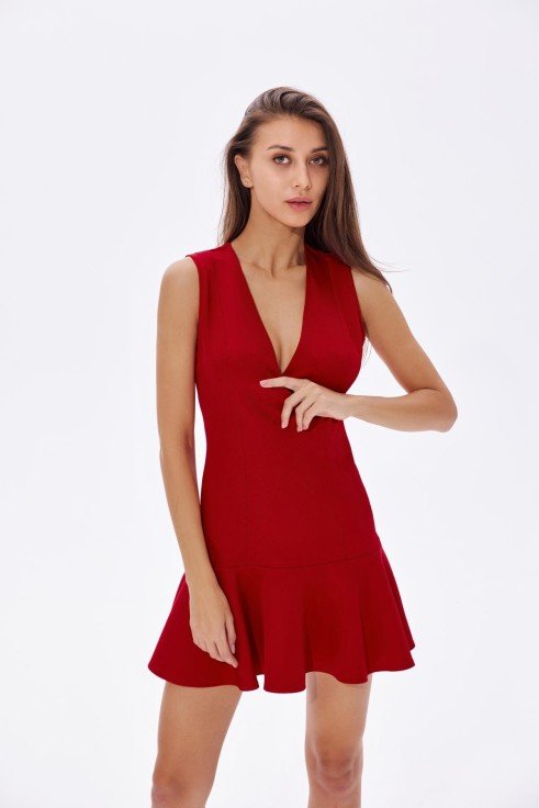 Фото Красное мини-платье с глубоким вырезом (2)