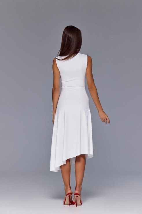 Фото Белое платье миди с драпировкой на талии (3)