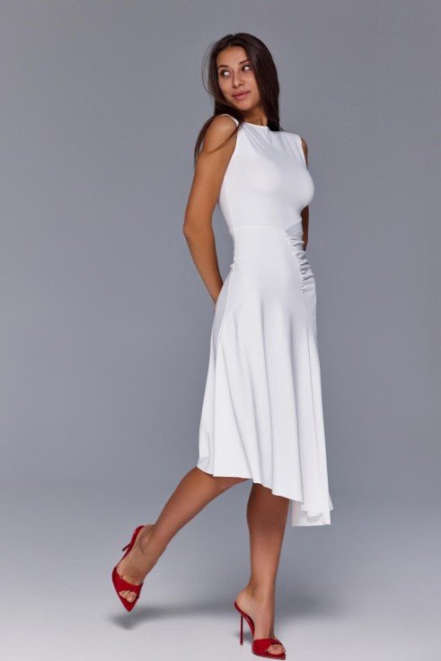 Фото Белое платье миди с драпировкой на талии (6)